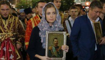 Кто из знаменитостей часто ходит в церковь на Рождество и не только